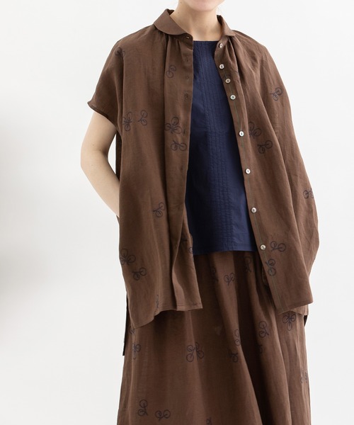 nop de nod(ノップドゥノッド)の「ラミーユーカリ刺繍フレンチスリーブシャツ(シャツ/ブラウス・レディース・ダークブラウン/ピンク/ネイビー・3)」の1枚目の写真