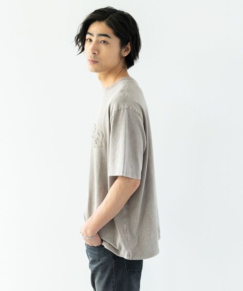 CRAFT STANDARD BOUTIQUE(クラフトスタンダードブティック)の「ロゴパッチピグメントT(Tシャツ/カットソー・メンズ・ネイビー/グレイッシュベージュ/ブラック・L/M)」の5枚目の写真