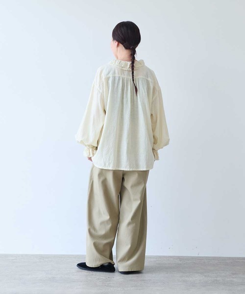 yuni(ユニ )の「リサイクルコットンキュプラ ラッフルレースカラーブラウス(シャツ/ブラウス・レディース・ホワイト/チャコールグレー・FREE)」の5枚目の写真