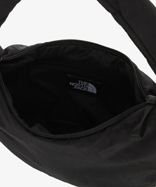 THE NORTH FACE(ザノースフェイス)の「【韓国限定・日本未入荷】 THE NORTH FACE URBAN PADDING TOTE S / ノースフェイス アーバンパディング トート S(ショルダーバッグ・メンズ・ブラック/クリーム・FREE)」の6枚目の写真