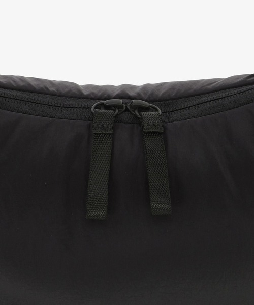 THE NORTH FACE(ザノースフェイス)の「【韓国限定・日本未入荷】 THE NORTH FACE URBAN PADDING TOTE S / ノースフェイス アーバンパディング トート S(ショルダーバッグ・メンズ・ブラック/クリーム・FREE)」の7枚目の写真