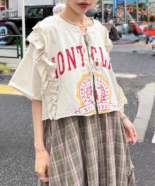 w closet(ダブルクローゼット)の「【4色展開】前リボンカレッジTee(Tシャツ/カットソー・レディース・ネイビー/イエロー/ブラック/アイボリー・FREE)」の1枚目の写真