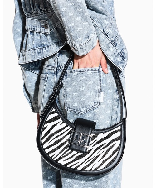 ARMANI EXCHANGE(アルマーニエクスチェンジ)の「【A|X アルマーニ エクスチェンジ】AXロゴ アニマル柄ホーボーバッグ(ハンドバッグ・レディース・ゼブラ・FREE)」の1枚目の写真