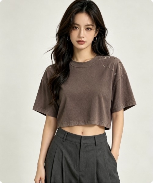 I.O.E(アイオイ)の「【韓国トレンド】アイレットデザイン クロップドトップス(Tシャツ/カットソー・レディース・ブラウン/ブラック/ピンク/グレー/ベージュ/パープル・FREE)」の3枚目の写真