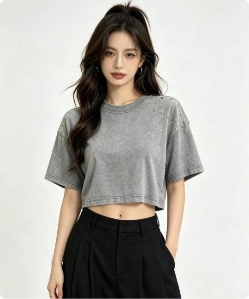 I.O.E(アイオイ)の「【韓国トレンド】アイレットデザイン クロップドトップス(Tシャツ/カットソー・レディース・ブラウン/ブラック/ピンク/グレー/ベージュ/パープル・FREE)」の2枚目の写真
