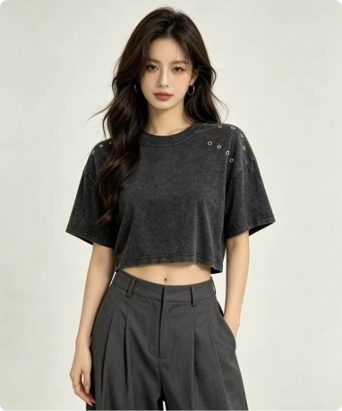 I.O.E(アイオイ)の「【韓国トレンド】アイレットデザイン クロップドトップス(Tシャツ/カットソー・レディース・ブラウン/ブラック/ピンク/グレー/ベージュ/パープル・FREE)」の1枚目の写真