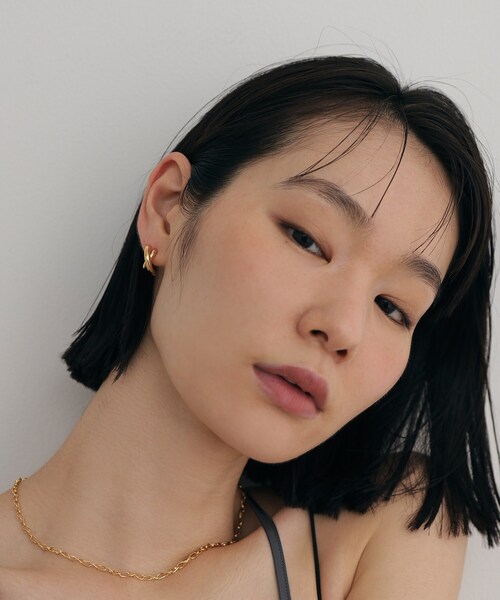 COCOSHNIK ONKITSCH(ココシュニックオンキッチュ)の「シルバー アシンメドームクロスピアス GP(ピアス(両耳用)・レディース・ゴールド・00)」の7枚目の写真