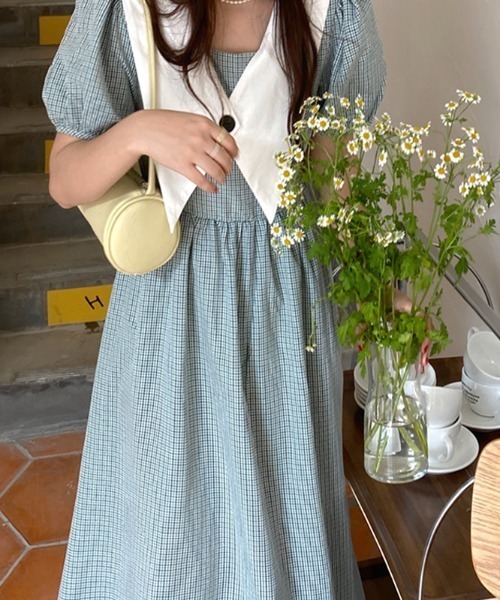 AMAJI(アマジ)の「チェック柄 ビッグカラー パフスリーブ ウエストマークワンピース(ワンピース・レディース・ベージュ/ブルー・FREE)」の6枚目の写真