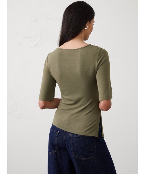 BANANA REPUBLIC FACTORY STORE（バナナリパブリック ファクトリーストア）の「BANANA REPUBLIC FACTORY STORE　　Soft Luxe サイドルーシュドトップス（Tシャツ/カットソー・レディース・ブラック/オリーブ/ホワイト・XS/S/M/L）」の5枚目の写真