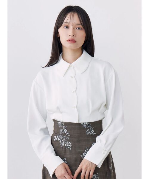 TONAL(トーナル)の「スカラパール釦ブラウス(シャツ/ブラウス・レディース・ライトブルー/オフホワイト/モカ・MEDIUM)」の1枚目の写真