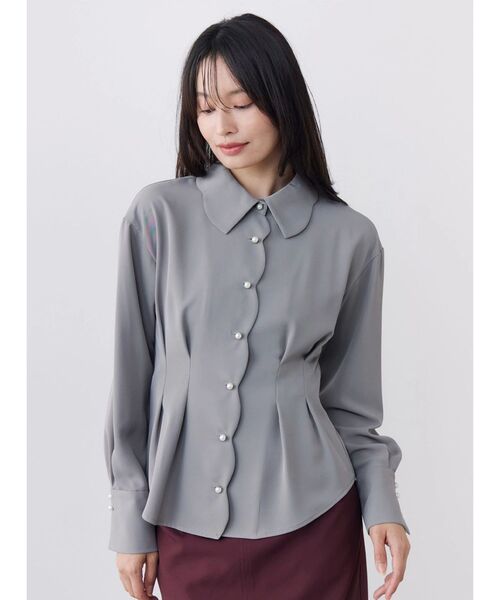 TONAL(トーナル)の「スカラパール釦ブラウス(シャツ/ブラウス・レディース・ライトブルー/オフホワイト/モカ・MEDIUM)」の2枚目の写真