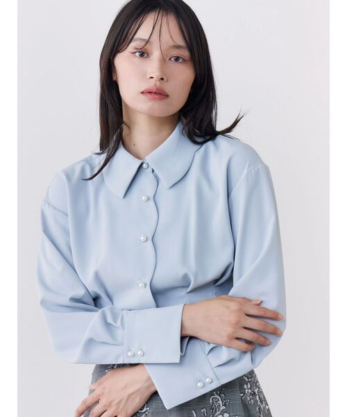 TONAL(トーナル)の「スカラパール釦ブラウス(シャツ/ブラウス・レディース・ライトブルー/オフホワイト/モカ・MEDIUM)」の19枚目の写真