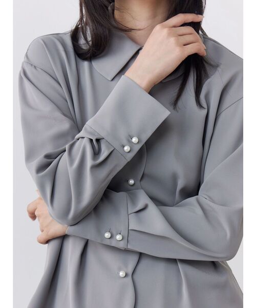 TONAL(トーナル)の「スカラパール釦ブラウス(シャツ/ブラウス・レディース・ライトブルー/オフホワイト/モカ・MEDIUM)」の4枚目の写真
