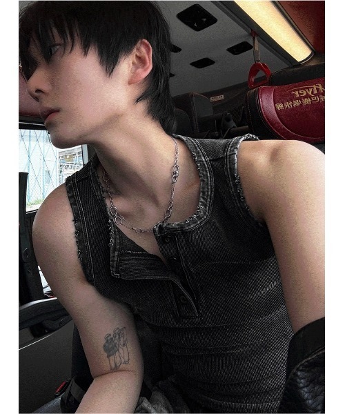 COSYHARU(コシハル)の「ピグメントマッスルフィットタンク【選べる2タイプネック】(タンクトップ・メンズ・グレー系1/グレー系2・FREE)」の3枚目の写真