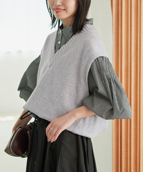 SLOBE IENA(スローブイエナ)の「オーバーサイズVネックニットベスト(ベスト・レディース・グレー/キャメル/チャコールグレー・FREE)」の16枚目の写真