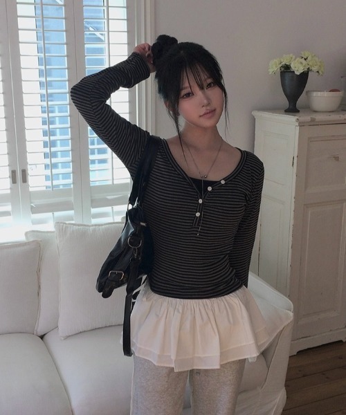 anyonemore（エニワンモア）の「細ボーダーボタンヘンリーVネック長袖Tシャツ（Tシャツ/カットソー・レディース・ブラック・FREE）」の4枚目の写真