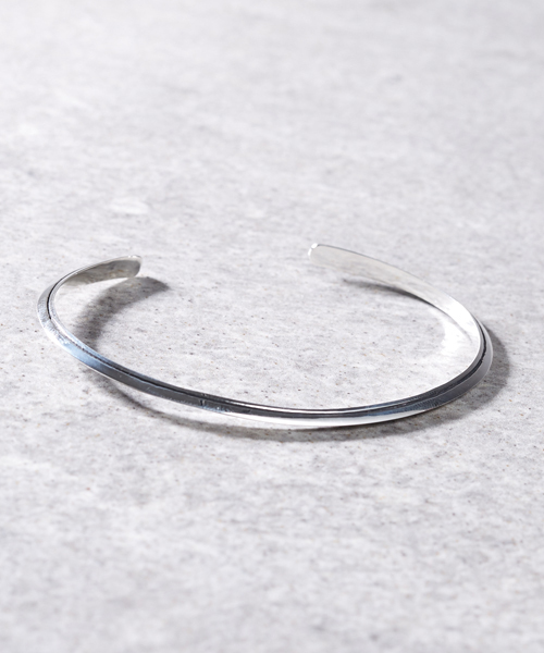 STUDIOUS(ステュディオス)の「トライアングルバングル(ブレスレット・メンズ・シルバー・FREE)」の1枚目の写真