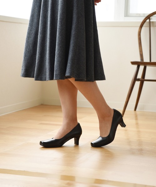 LUGG NAGG(ラグナグ)の「【Le son/ル ソン】牛革 カウレザースクエアパンプス(ミドルヒール)(パンプス・レディース・ブラック・21.5/22/22.5/23/23.5/24/24.5/25/26/25.5)」の2枚目の写真