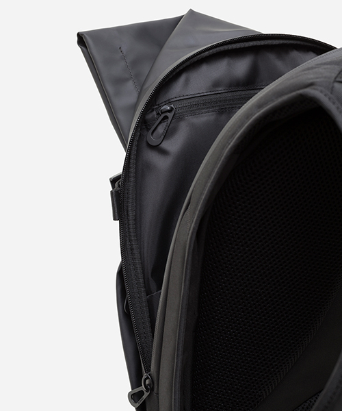 Cote&Ciel（コートエシエル）の「Cote&Ciel "Isar Small Obsidian" CC-28621（バックパック/リュック・メンズ・ブラック・FREE）」の6枚目の写真