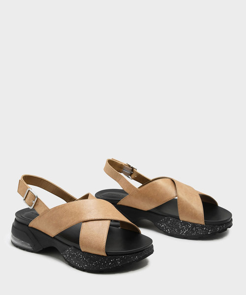 CHARLES & KEITH(チャールズ & キース)の「クリスクロススリングバックサンダル / CRISS CROSS SLINGBACK SANDALS(サンダル・レディース・ホワイト/ベージュ・23.5cm/23cm/24.5cm/25cm)」の3枚目の写真