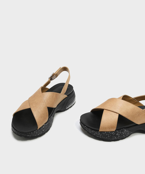 CHARLES & KEITH(チャールズ & キース)の「クリスクロススリングバックサンダル / CRISS CROSS SLINGBACK SANDALS(サンダル・レディース・ホワイト/ベージュ・23.5cm/23cm/24.5cm/25cm)」の5枚目の写真