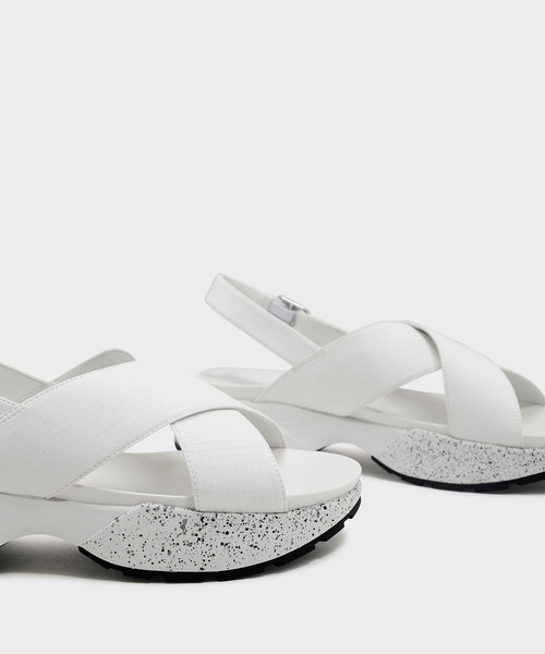 CHARLES & KEITH(チャールズ & キース)の「クリスクロススリングバックサンダル / CRISS CROSS SLINGBACK SANDALS(サンダル・レディース・ホワイト/ベージュ・23.5cm/23cm/24.5cm/25cm)」の10枚目の写真