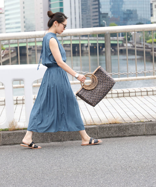 coca(coca)(コカ)の「バックリボンスタンドカラーノースリーブワンピース(ワンピース・レディース・ブラック/ブルー・ONE SIZE)」の9枚目の写真