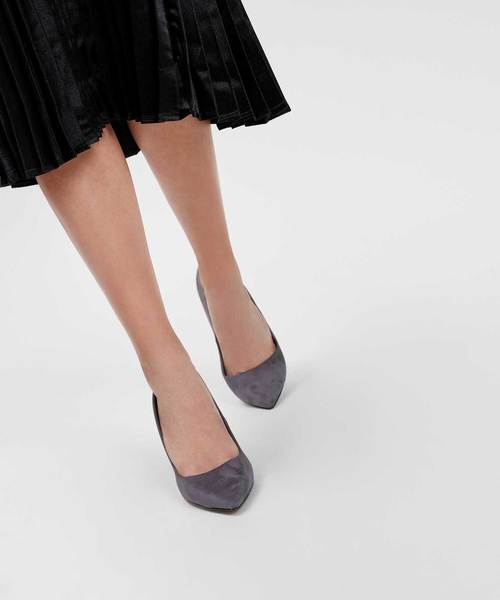 CHARLES & KEITH(チャールズ & キース)の「クラシックポインテッドパンプス / CLASSIC POINTED PUMPS(パンプス・レディース・ブラック/ダークグリーン/グレー/バーガンディー・22cm/22.5cm/23cm/23.5cm/24.5cm/25cm/25.5cm/26.5cm)」の16枚目の写真
