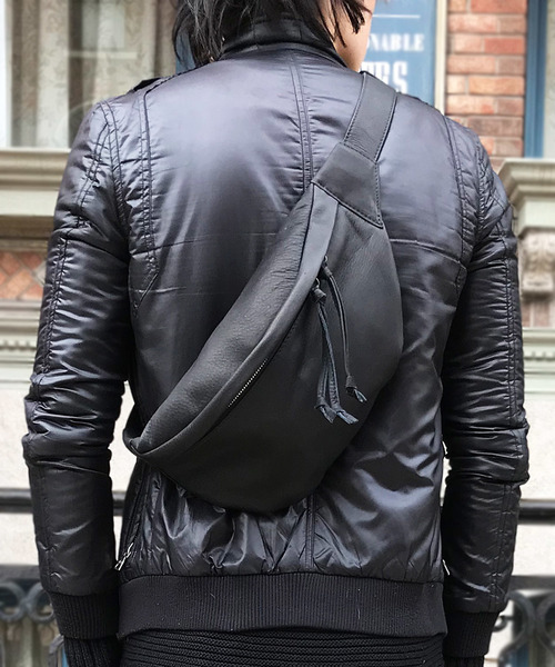 DECADE(ディケイド)の「オイルドカウレザー・ウェストボディバッグDECADE(No-00525) Oiled Cow Leather Waist Body Bag ディケイド(ボディバッグ/ウエストポーチ)」|ブラック