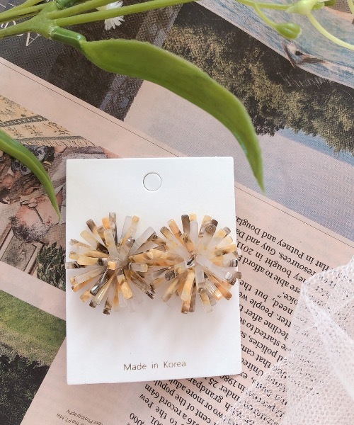 ap retro（アプレトロ）の「マーブルフラワーピアス【ZOZO限定アイテム】（ピアス（両耳用）・レディース・ブラウン/ベージュ/シルバー・FREE）」の3枚目の写真