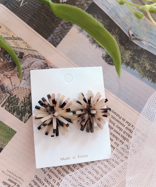 ap retro（アプレトロ）の「マーブルフラワーピアス【ZOZO限定アイテム】（ピアス（両耳用）・レディース・ブラウン/ベージュ/シルバー・FREE）」の2枚目の写真