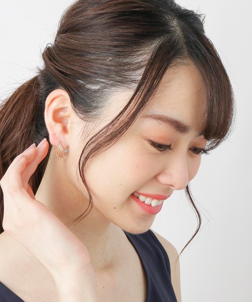 COCOSHNIK(ココシュニック)の「K10ウェーブライン フープピアス 中(ピアス(両耳用)・レディース・ホワイト系その他7・00)」の8枚目の写真