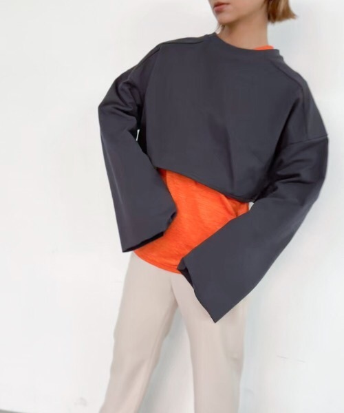 Solace（ソレイス）の「ボリュームスリーブクロップドカットソー/solace（Tシャツ/カットソー・レディース・ホワイト/チャコールグレー/ブルー・FREE）」の4枚目の写真