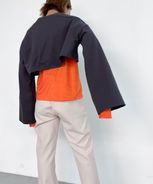 Solace（ソレイス）の「ボリュームスリーブクロップドカットソー/solace（Tシャツ/カットソー・レディース・ホワイト/チャコールグレー/ブルー・FREE）」の11枚目の写真