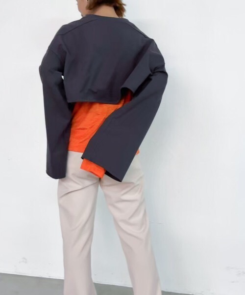 Solace（ソレイス）の「ボリュームスリーブクロップドカットソー/solace（Tシャツ/カットソー・レディース・ホワイト/チャコールグレー/ブルー・FREE）」の12枚目の写真