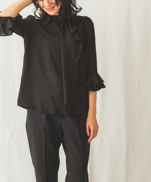 NARACAMICIE(ナラカミーチェ)の「アシンメトリーフリルブラウス(シャツ/ブラウス・レディース・ホワイト/ブラック・SMALL/MEDIUM/LARGE)」の1枚目の写真