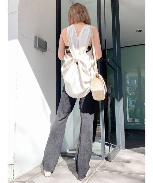 GYDA(ジェイダ)の「BACK TWISTマットサテントップス(シャツ/ブラウス・レディース・アイボリー/ベージュ・FREE)」の4枚目の写真