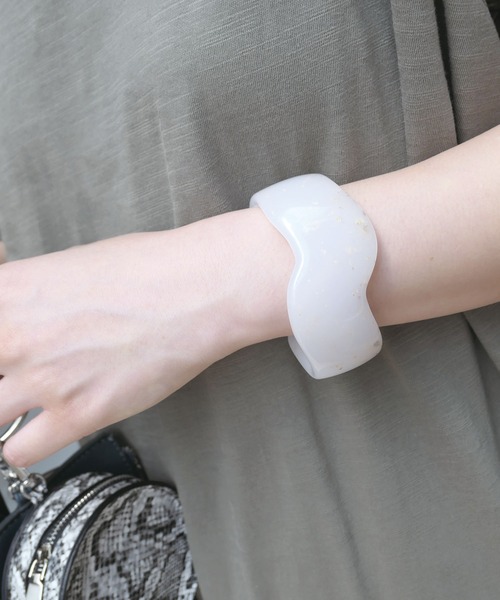 CORNERS（コーナーズ）の「クリアウェーブバングル（バングル/リストバンド・レディース・ホワイト/ブラウン/クリア・FREE）」の2枚目の写真
