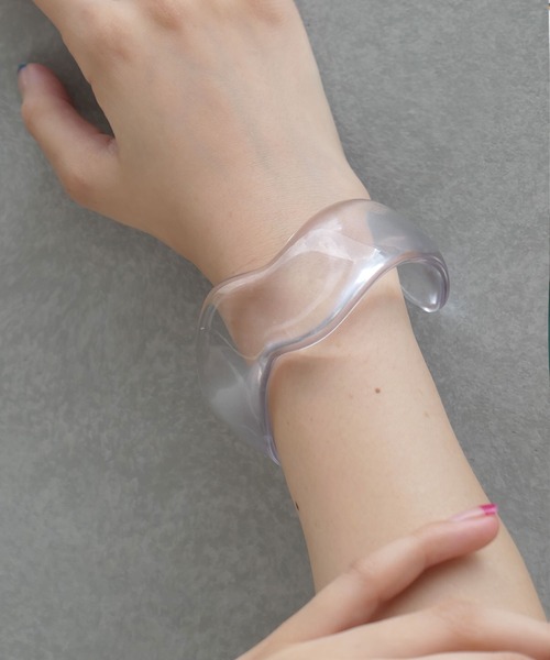 CORNERS（コーナーズ）の「クリアウェーブバングル（バングル/リストバンド・レディース・ホワイト/ブラウン/クリア・FREE）」の3枚目の写真