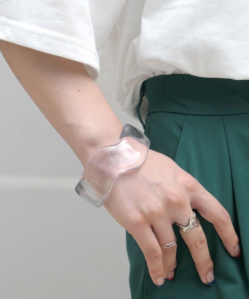 CORNERS（コーナーズ）の「クリアウェーブバングル（バングル/リストバンド・レディース・ホワイト/ブラウン/クリア・FREE）」の7枚目の写真