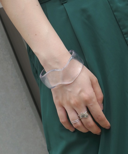 CORNERS（コーナーズ）の「クリアウェーブバングル（バングル/リストバンド・レディース・ホワイト/ブラウン/クリア・FREE）」の9枚目の写真