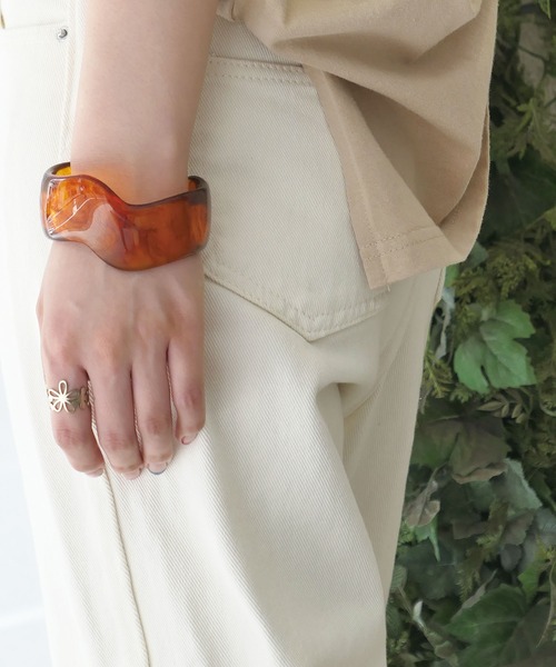 CORNERS（コーナーズ）の「クリアウェーブバングル（バングル/リストバンド・レディース・ホワイト/ブラウン/クリア・FREE）」の8枚目の写真