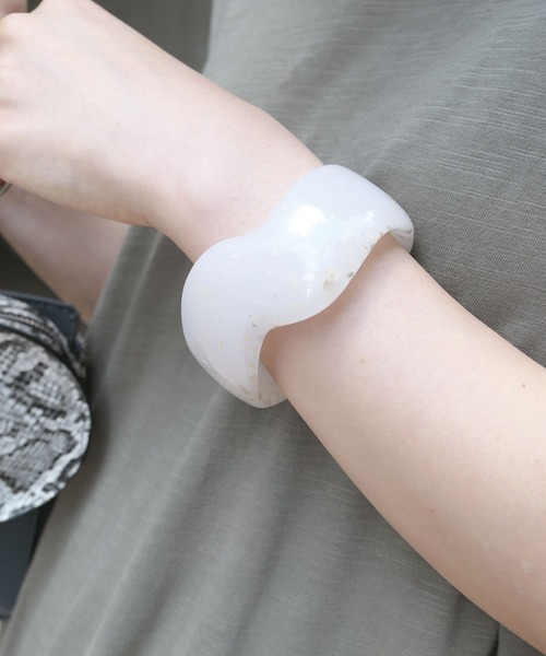 CORNERS（コーナーズ）の「クリアウェーブバングル（バングル/リストバンド・レディース・ホワイト/ブラウン/クリア・FREE）」の11枚目の写真