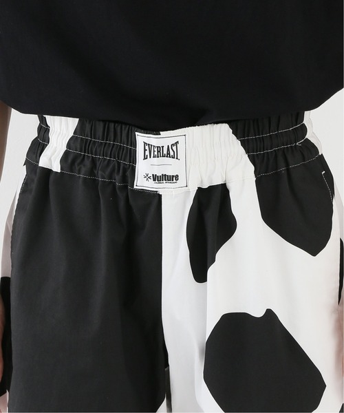 EVERLAST(スポーツ・ライフスタイル)（エバーラスト）の「【EVERLAST × Vulture / エバーラスト別注】 COW PATTERN TRUNKS（その他パンツ・メンズ・ホワイト・SMALL/MEDIUM/LARGE）」の2枚目の写真