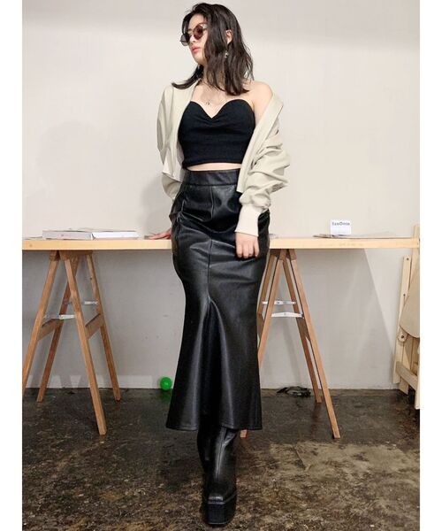 GYDA(ジェイダ)の「ウエストシェイプフェイクレザーショートブルゾン(ブルゾン・レディース・ブラック/アイボリー・FREE)」の3枚目の写真