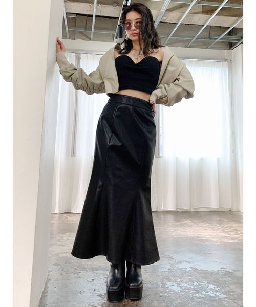 GYDA(ジェイダ)の「ウエストシェイプフェイクレザーショートブルゾン(ブルゾン・レディース・ブラック/アイボリー・FREE)」の4枚目の写真