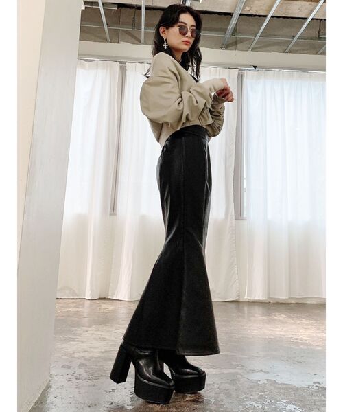 GYDA(ジェイダ)の「ウエストシェイプフェイクレザーショートブルゾン(ブルゾン・レディース・ブラック/アイボリー・FREE)」の5枚目の写真