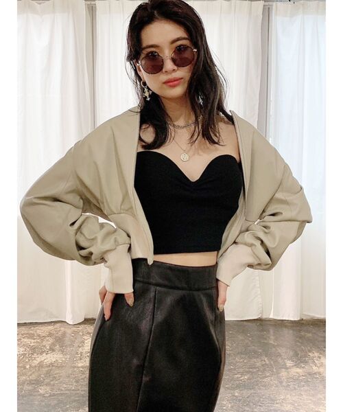 GYDA(ジェイダ)の「ウエストシェイプフェイクレザーショートブルゾン(ブルゾン・レディース・ブラック/アイボリー・FREE)」の6枚目の写真