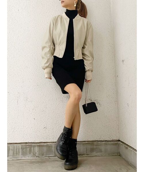 GYDA(ジェイダ)の「ウエストシェイプフェイクレザーショートブルゾン(ブルゾン・レディース・ブラック/アイボリー・FREE)」の8枚目の写真