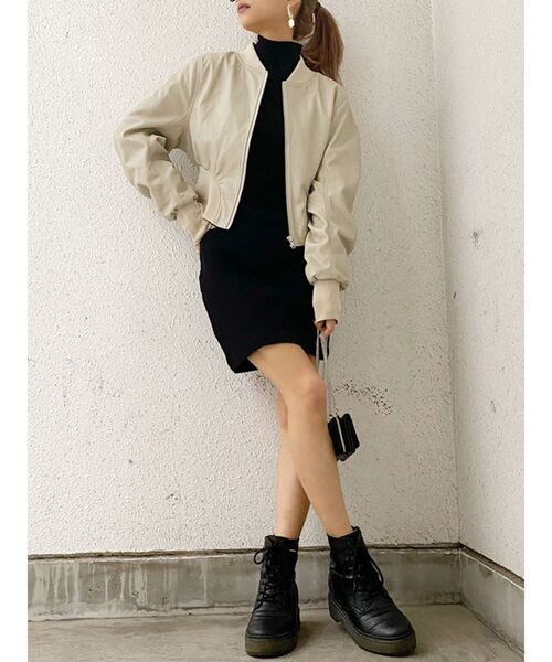 GYDA(ジェイダ)の「ウエストシェイプフェイクレザーショートブルゾン(ブルゾン・レディース・ブラック/アイボリー・FREE)」の9枚目の写真